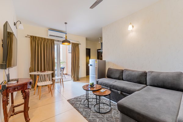 Sereno Pebbles 2 - cosy 1bhk w/pool, gym, games