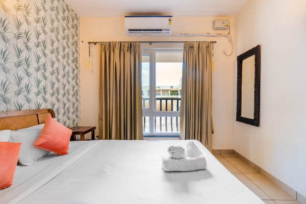 Sereno Pebbles 1 - cosy 1bhk w/pool, gym, games