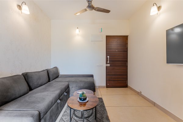 Sereno Pebbles 2 - cosy 1bhk w/pool, gym, games