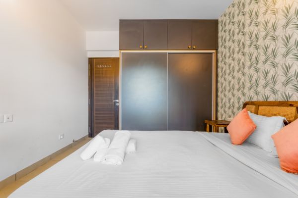 Sereno Pebbles 1 - cosy 1bhk w/pool, gym, games