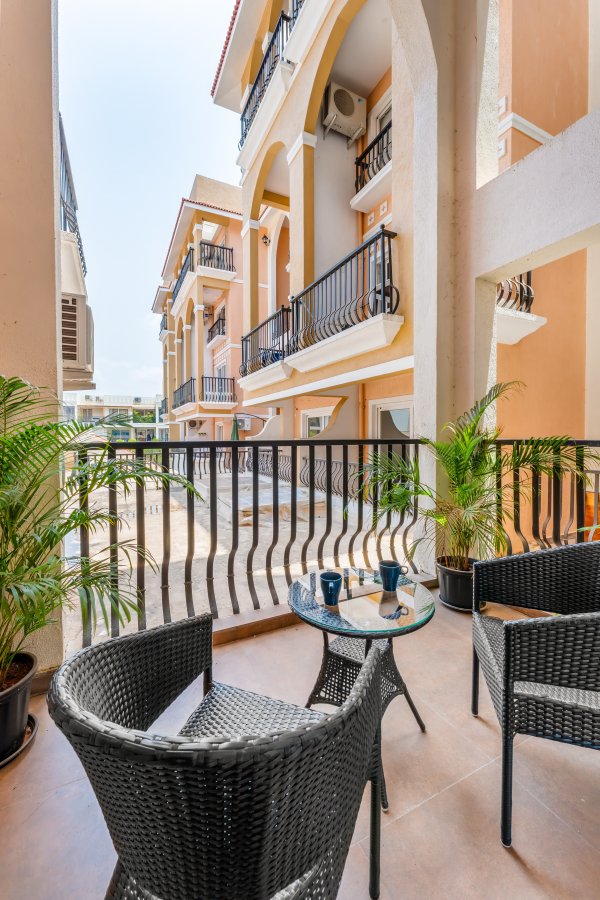 Sereno Pebbles 1 - cosy 1bhk w/pool, gym, games