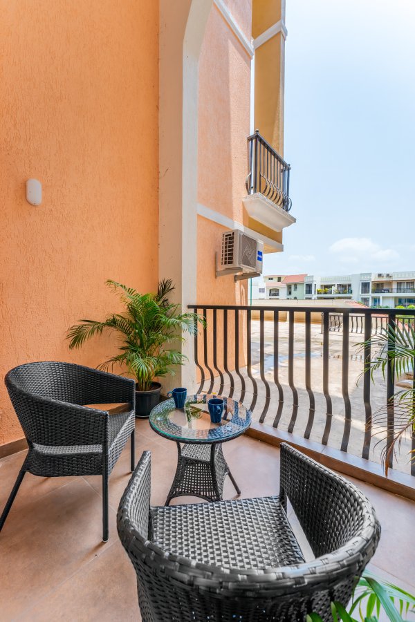 Sereno Pebbles 1 - cosy 1bhk w/pool, gym, games