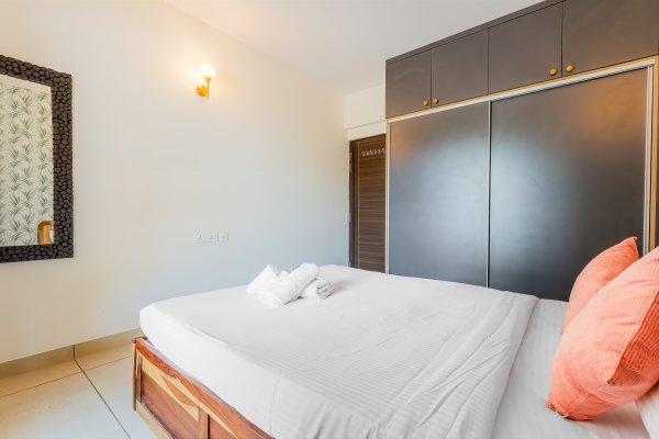 Sereno Pebbles 1 - cosy 1bhk w/pool, gym, games