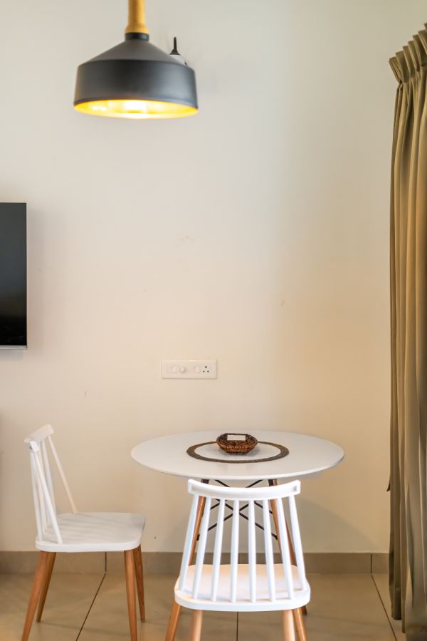 Sereno Pebbles 2 - cosy 1bhk w/pool, gym, games