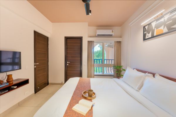 Sereno Foresta cosy 1 bhk greenery view w/pool+game