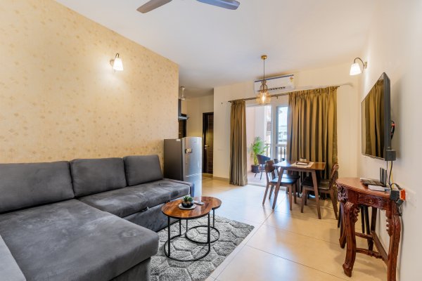 Sereno Pebbles 1 - cosy 1bhk w/pool, gym, games