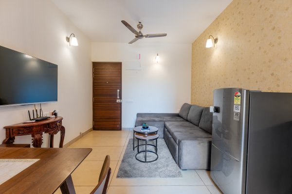 Sereno Pebbles 1 - cosy 1bhk w/pool, gym, games