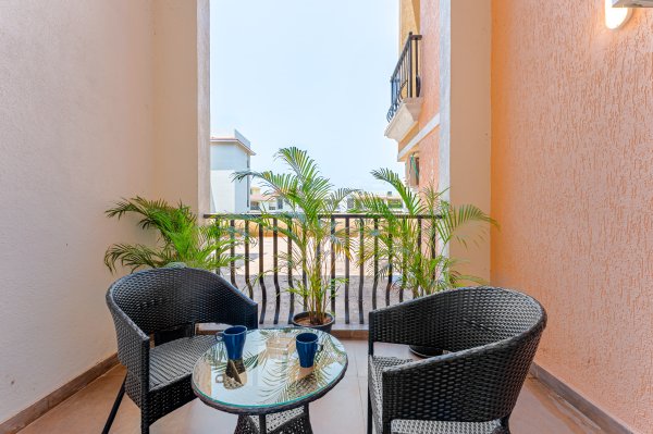 Sereno Pebbles 2 - cosy 1bhk w/pool, gym, games